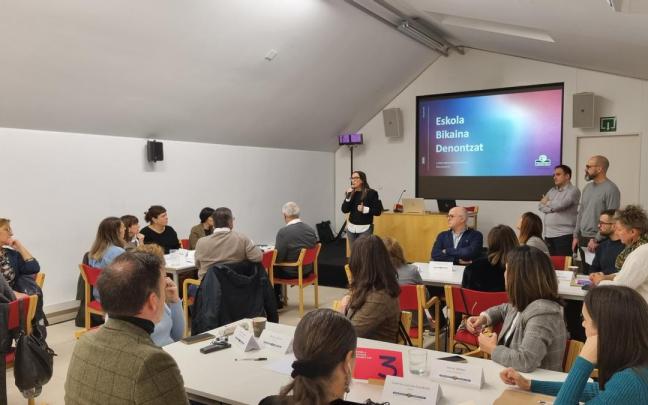 Dinámica de trabajo de la mesa contra la segregación escolar que se celebró este miércoles en Gasteiz.