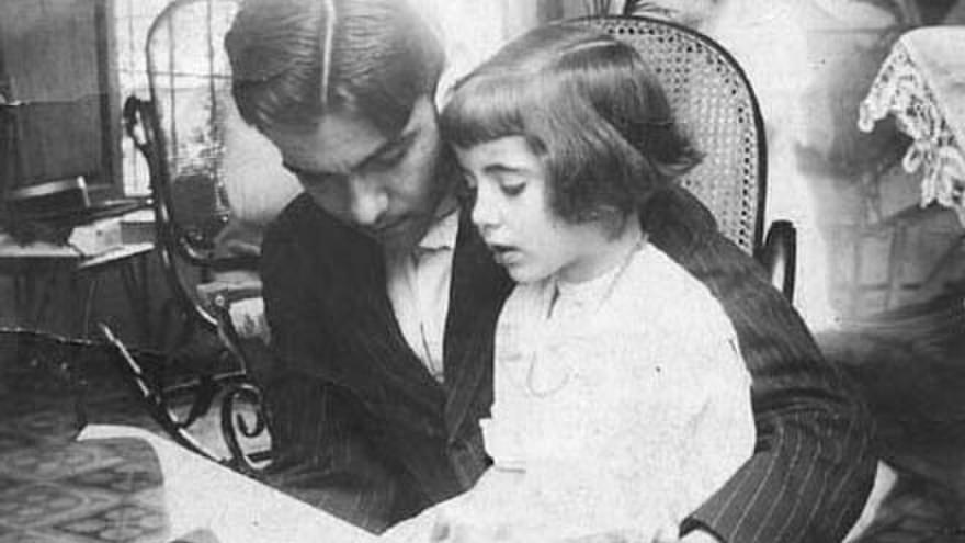 Garcia Lorca, con su hermana Isabel en Granada en 1914.