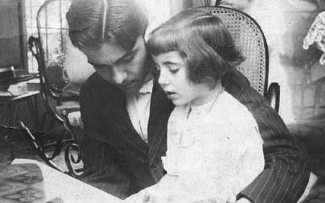 Garcia Lorca, con su hermana Isabel en Granada en 1914.