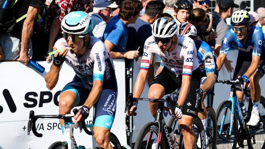 Pello Bilbao, con Pogacar a rueda en una carrera anterior.