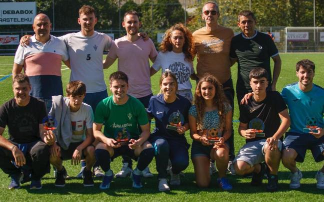 Premiados y premiadas en los 'Mahonero Sariak' de la temporada 2024-2025, junto con integrantes de la directiva del BKE.