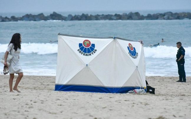 Dispositivo de la Ertzaintza tras el hallazgo de un cadáver en aguas de la Zurriola Dispositivo de la Ertzaintza tras el hallazgo de un cadáver en aguas de la Zurriola