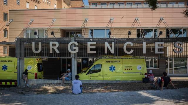 Dos ambulancias en el Hospital Universitario Arnau de Vilanova de Lleida.