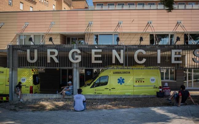 Dos ambulancias en el Hospital Universitario Arnau de Vilanova de Lleida. Dos ambulancias en el Hospital Universitario Arnau de Vilanova de Lleida.