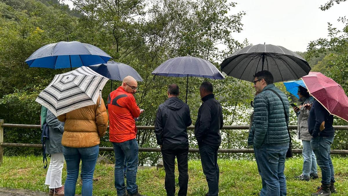 Una de las visitas realizadas por representantes de diferentes instituciones a la presa