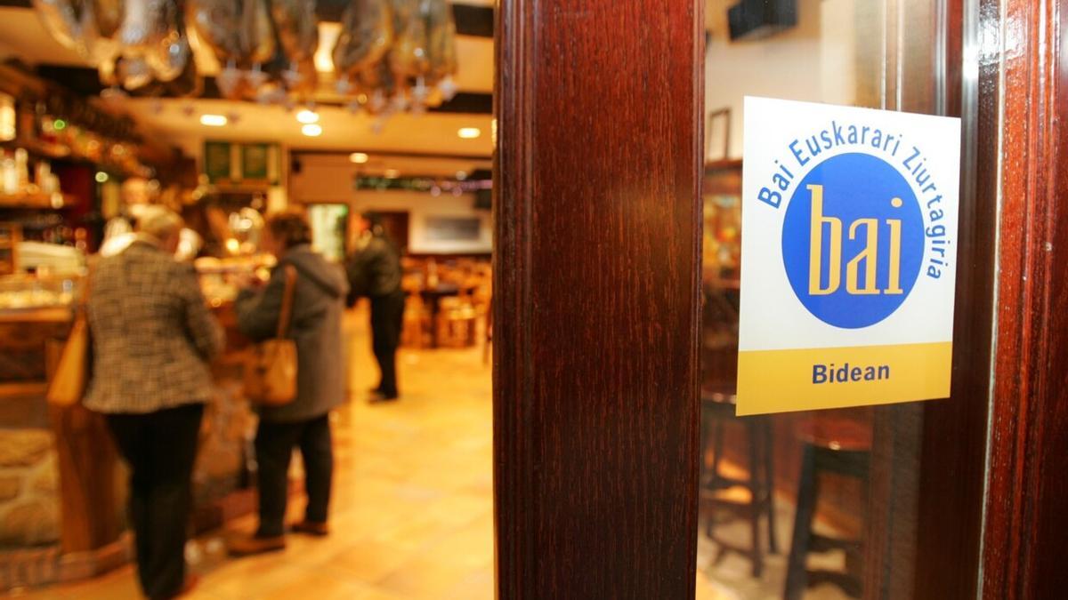 Cartel de Bai Euskarari a la entrada de un bar.