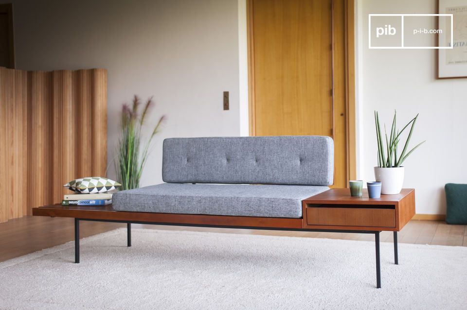 Elegante banco acolchado con espacio para guardar cosas.