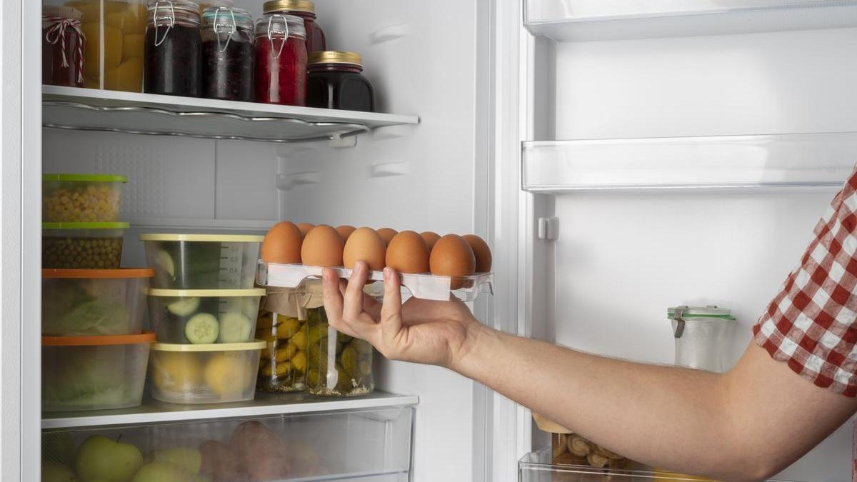Según expertos en seguridad alimentaria, los huevos deben almacenarse en la parte media o inferior del refrigerador.