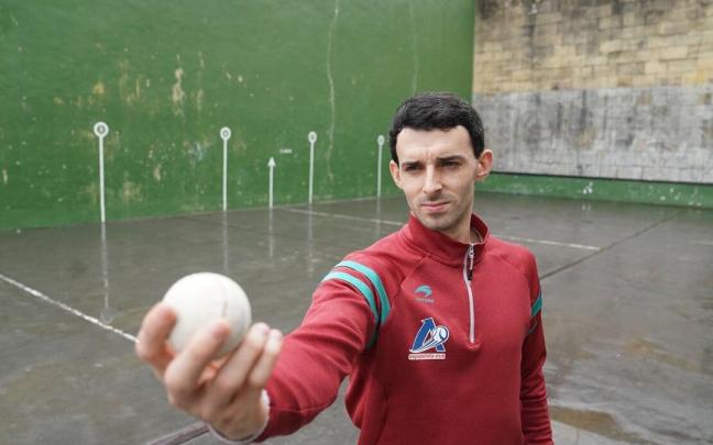 Jokin Altuna posa en Amezketa antes de la final del Manomanista de 2023 ante Aitor Elordi.