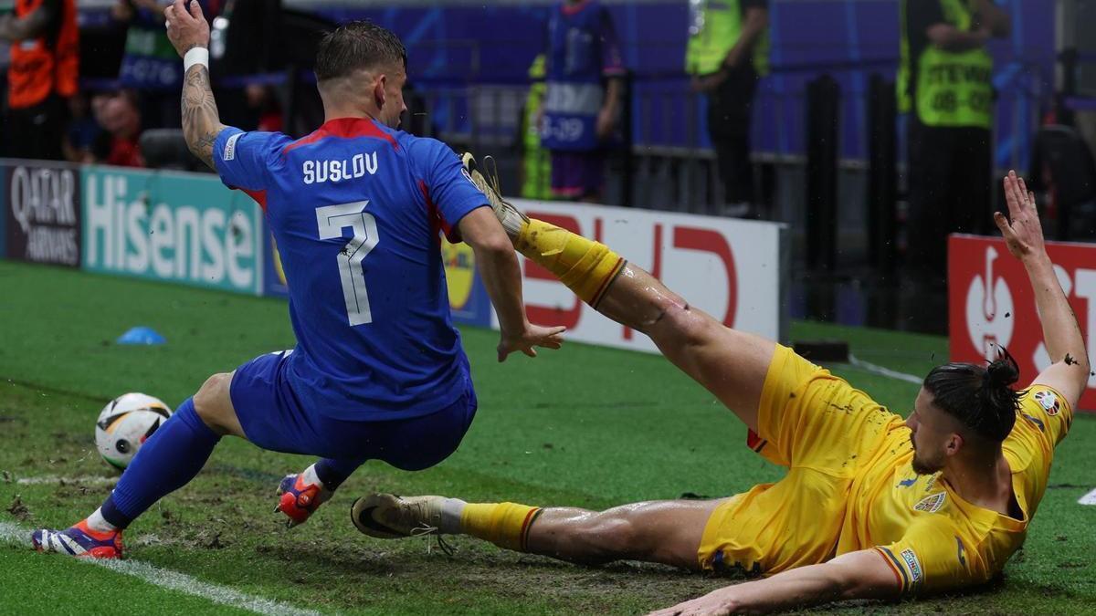El eslovaco Tomas Suslov y Radu Dragusin durante el partido.