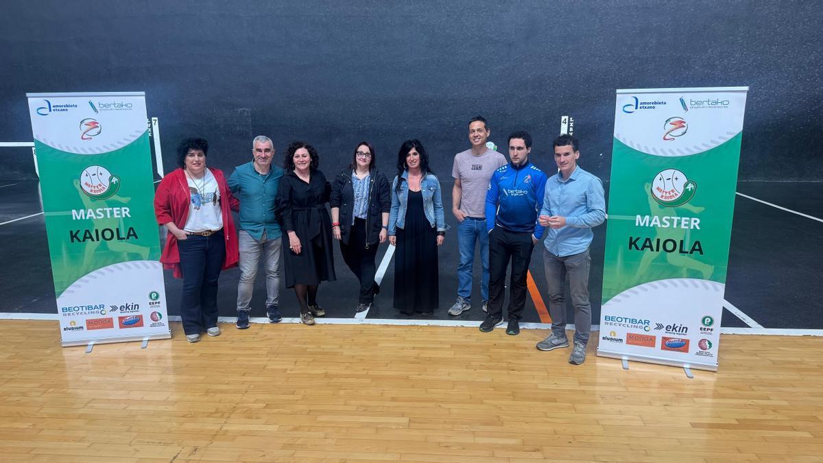 Presentación del XI Master Kaiola en el frontón de Amorebieta-Etxano.