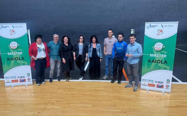 Presentación del XI Master Kaiola en el frontón de Amorebieta-Etxano.