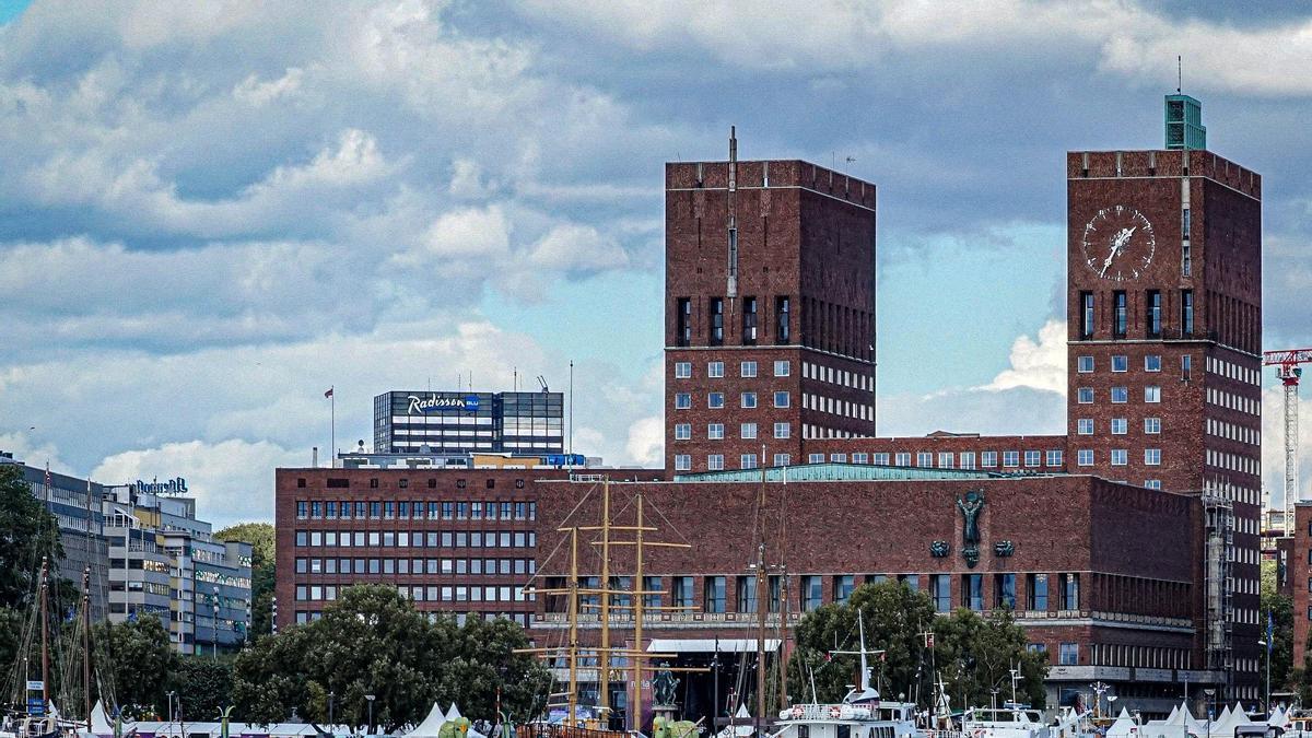 Al fondo el Ayuntamiento de la ciudad, con el Puerto al frente