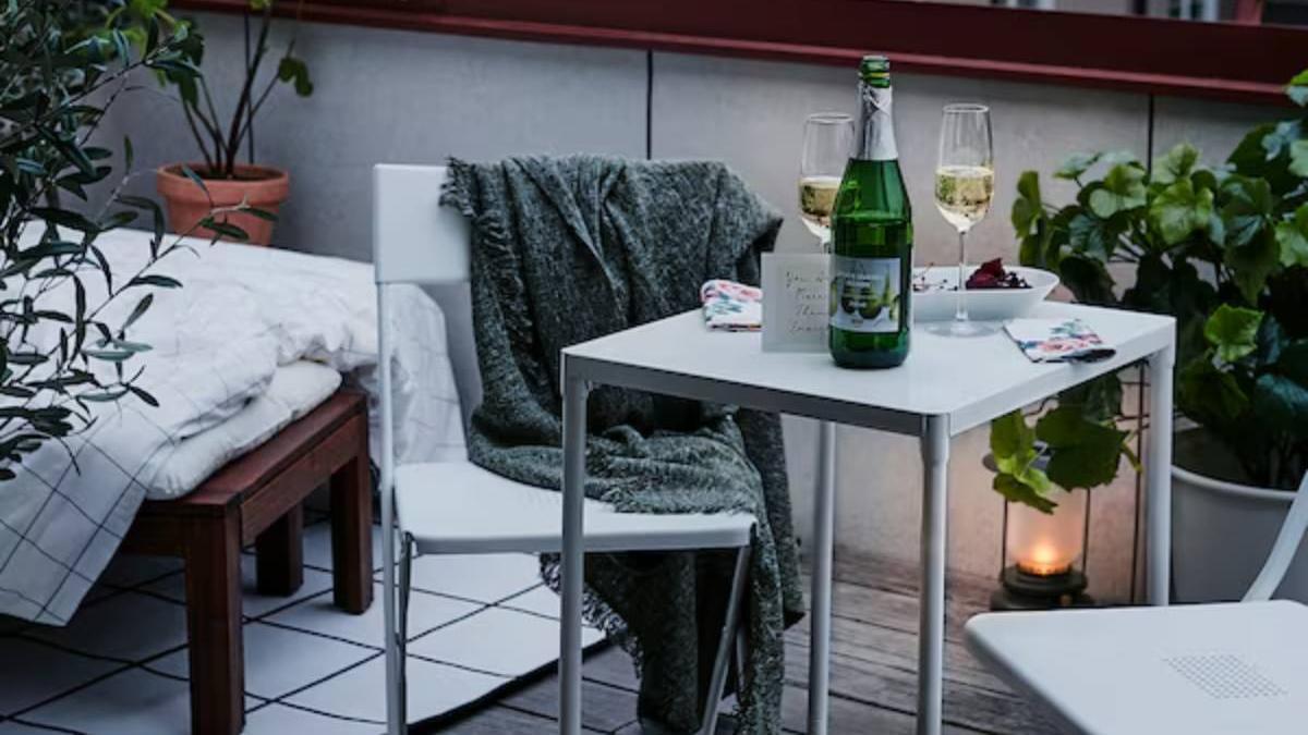 Para completar la experiencia, Ikea también ofrece sillas plegables desde 11 euros que encajan perfectamente tanto en diseño como en dimensiones