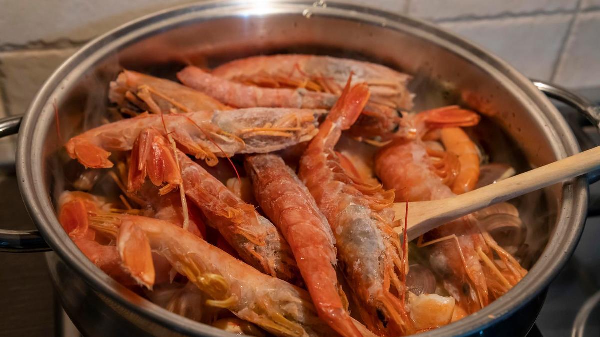 Cociendo langostinos.