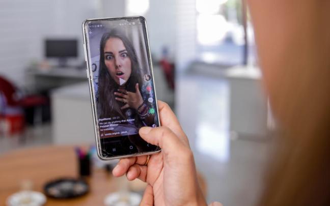 Los vídeos difundidos a través de las redes sociales por influencers son un buen gancho para atraer clientes o promover la compra o contratación de determinados productos.