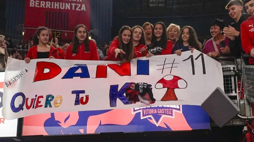 La gigantesca pancarta en el Buesa Arena que han conseguido la atención del baskonista Dani Díez