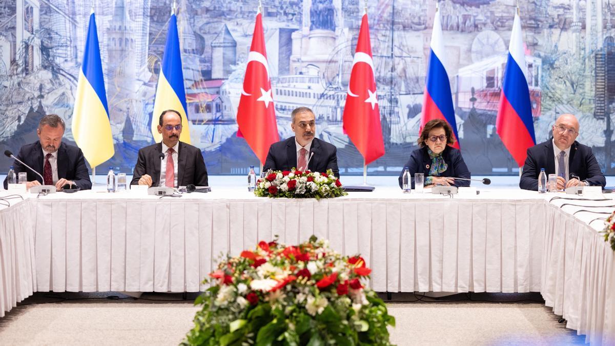 Rusia y Ucrania terminan en Estambul su primera negociación directa en tres años