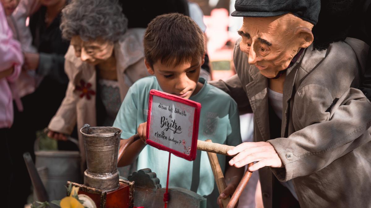El espectáculo de calle "Birakolore" dará inicio el viernes a la Semana del Teatro de Deba.