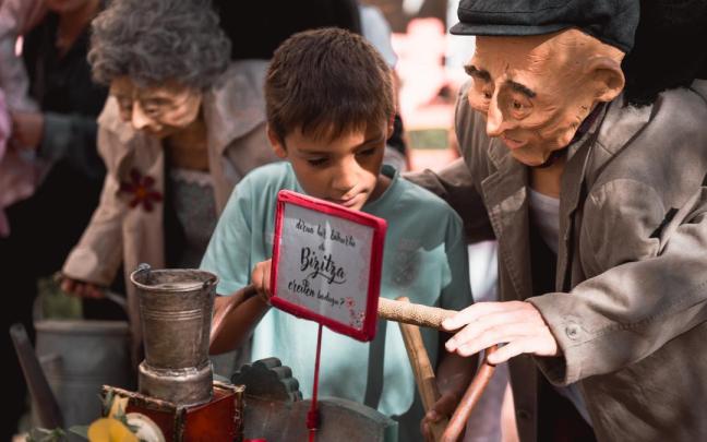 El espectáculo de calle "Birakolore" dará inicio el viernes a la Semana del Teatro de Deba.