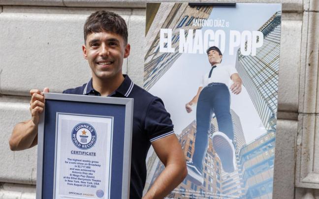 El Mago Pop recogiendo su galardón.