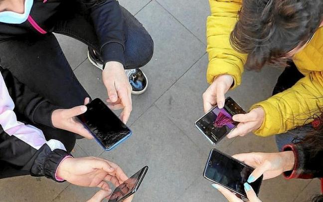 El experto Miguel Ángel Martínez-González, alerta sobre el acceso de menores al porno.