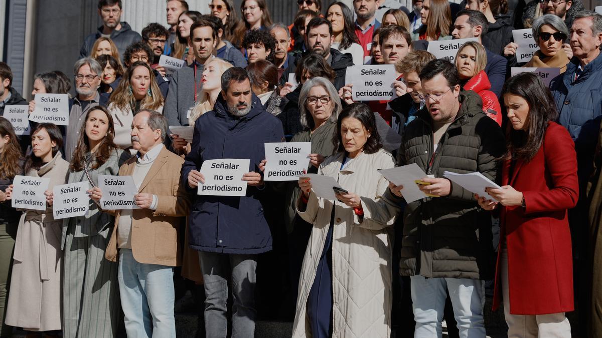 Imagen de una concentración de periodistas acreditados en el Congreso contra la intimidación ejercida por "pseudoperiodistas"