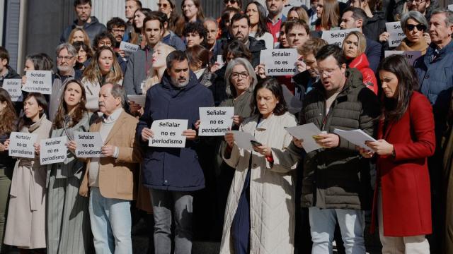 Imagen de una concentración de periodistas acreditados en el Congreso contra la intimidación ejercida por Imagen de una concentración de periodistas acreditados en el Congreso contra la intimidación ejercida por