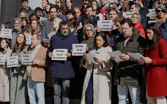 Imagen de una concentración de periodistas acreditados en el Congreso contra la intimidación ejercida por "pseudoperiodistas" / JESUS HELLIN / STUDIOMEDIA19 Imagen de una concentración de periodistas acreditados en el Congreso contra la intimidación ejercida por "pseudoperiodistas"