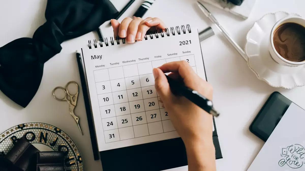 Una persona revisa las fechas de su calendario