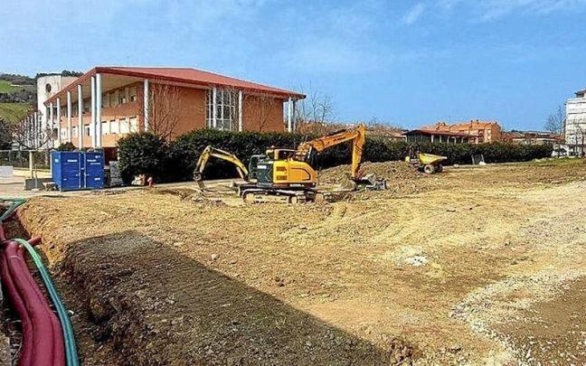 Obras para construir el nuevo edificio de ampliación del IES Zumaia. | FOTO: ZUMAIAKO UDALA