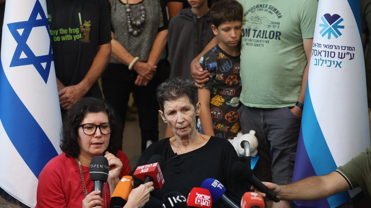 Yocheved Lifschitz (d), junto a su hija durante la rueda de prensa que ha ofrecido.