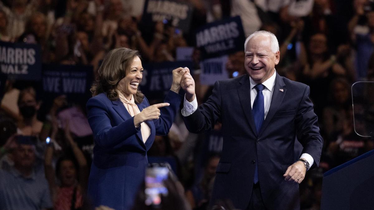 Kamala Harris presenta oficialmente a Tim Walz durante el mitin en Filadelfia.