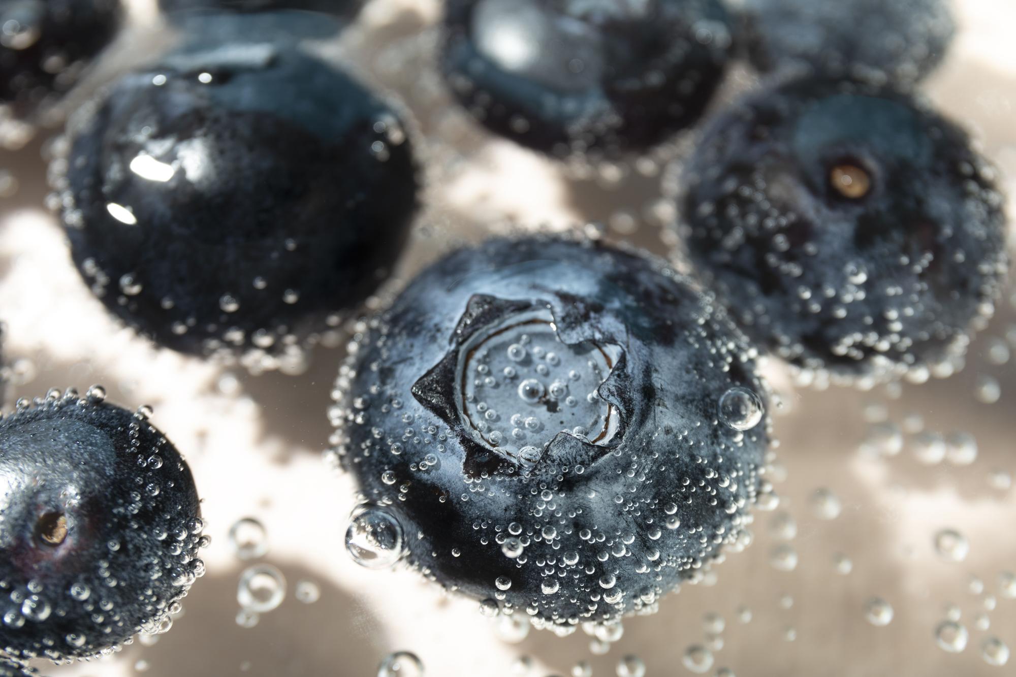 Arándanos infusionando agua