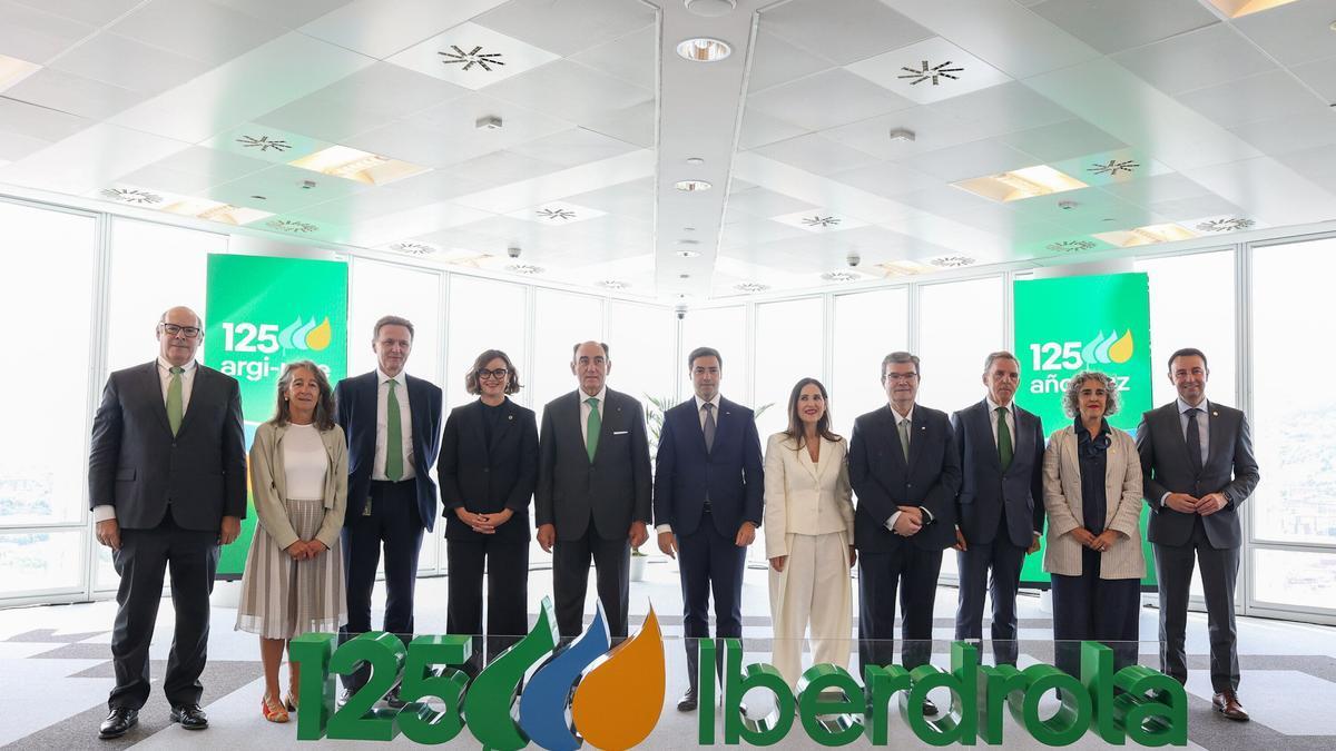 Representantes institucionales y de Iberdrola posan antes del acto.