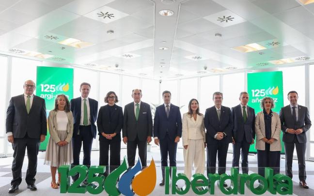 Representantes institucionales y de Iberdrola posan antes del acto.