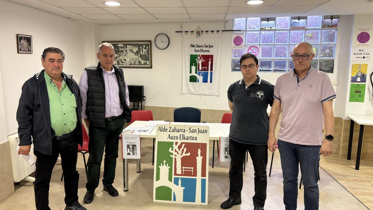 Representantes de las entidades que firman la propuesta, esta mañana en la sede de la Asociación de Vecinos Alde Zaharra-San Juan.