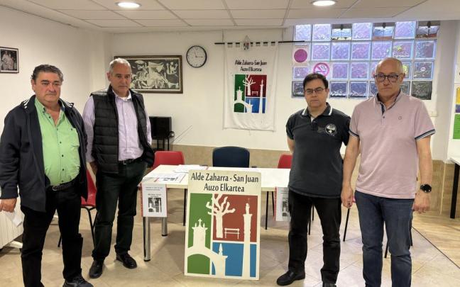Representantes de las entidades que firman la propuesta, esta mañana en la sede de la Asociación de Vecinos Alde Zaharra-San Juan.
