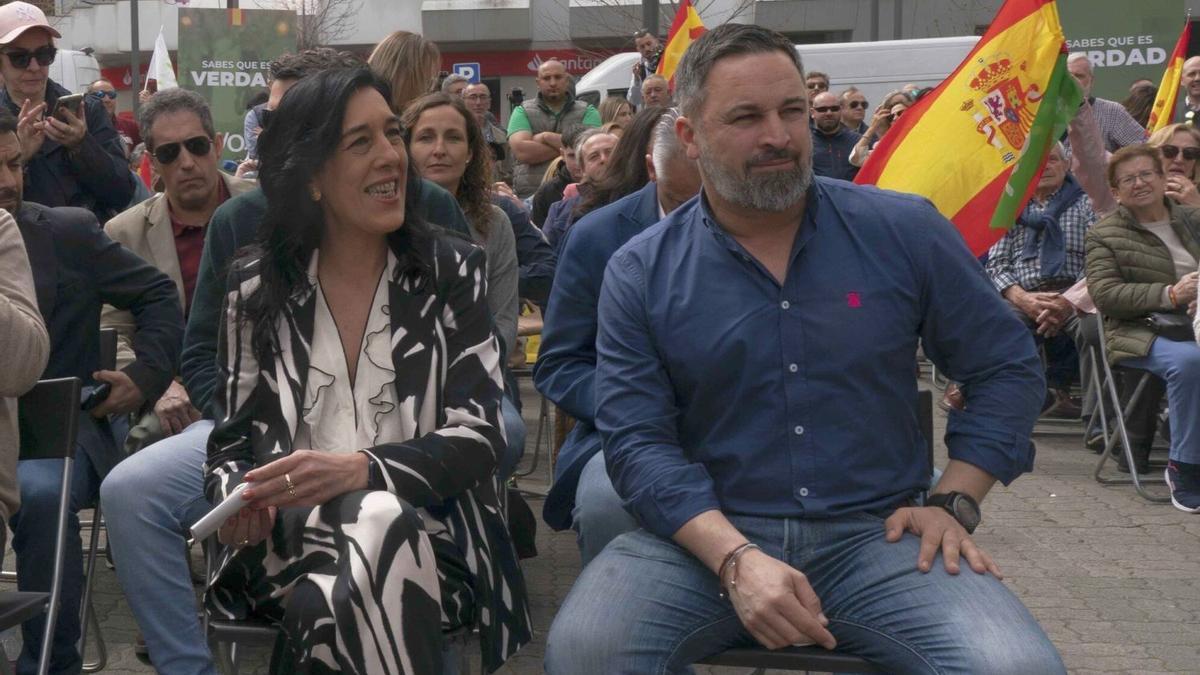 La aspirante a lehendakari de la formación ultradederechista, Amaia Martínez, en un acto reciente en suelo vasco junto al dirigente estatal, Santiago Abascal.