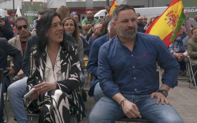 La aspirante a lehendakari de la formación ultradederechista, Amaia Martínez, en un acto reciente en suelo vasco junto al dirigente estatal, Santiago Abascal.