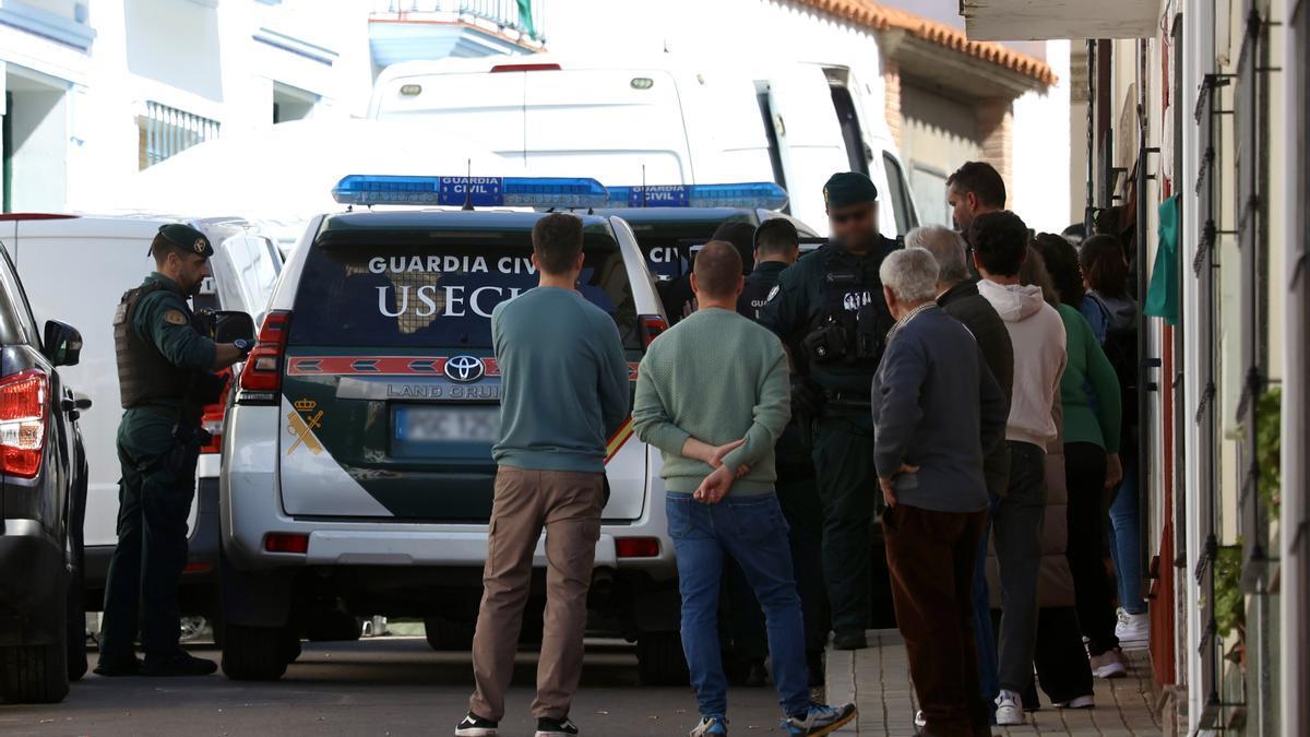 Agentes de la Guardia Civil, en el lugar de los hechos.