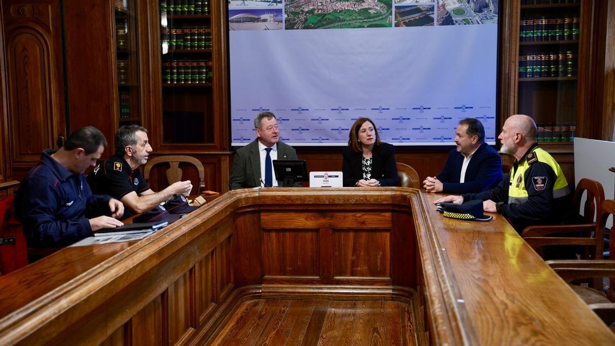 Foto de la reunión entre Zupiria, Laborda y Berges con representantes de la Ertzaintza y de la Policía Local.