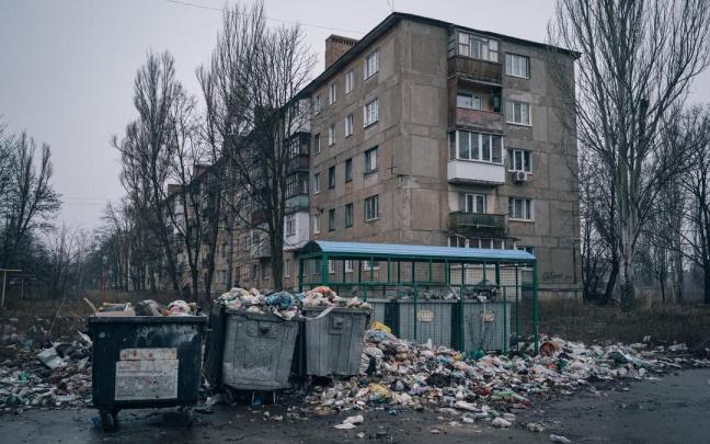 Bajmut, que tenía una población de unos 70.000 habitantes, soporta desde hace seis meses combates brutales, y está prácticamente devastada. Bajmut, que tenía una población de unos 70.000 habitantes, soporta desde hace seis meses combates brutales, y está prácticamente devastada.