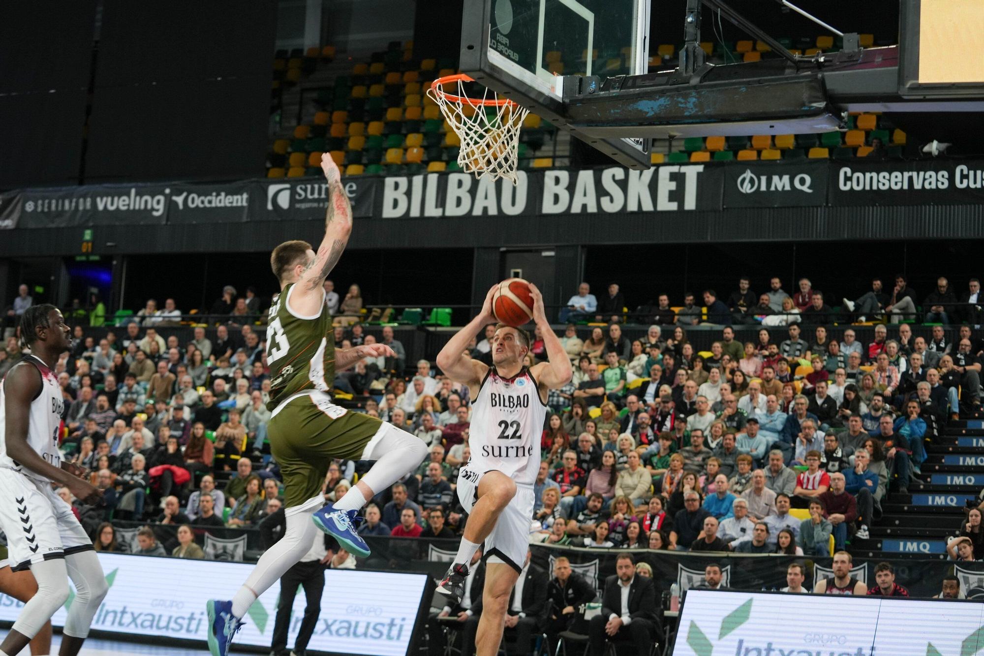Xavi Rabaseda entra a canasta en el duelo jugado en el Bilbao Arena ante el Le Portel. / JOSÉ MARI MARTÍNEZ