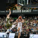 Xavi Rabaseda entra a canasta en el duelo jugado en el Bilbao Arena ante el Le Portel. / JOSÉ MARI MARTÍNEZ
