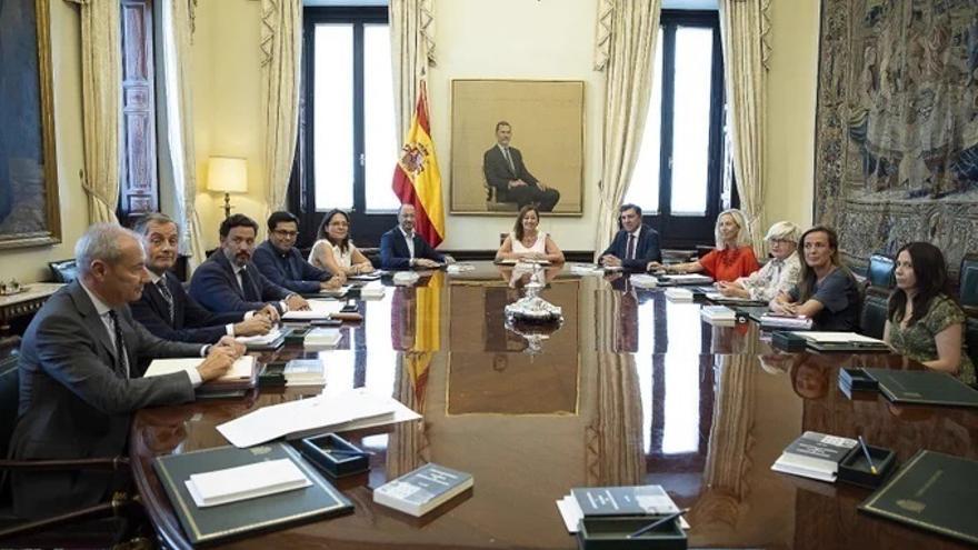 Francina Armengol preside la Mesa del Congreso.