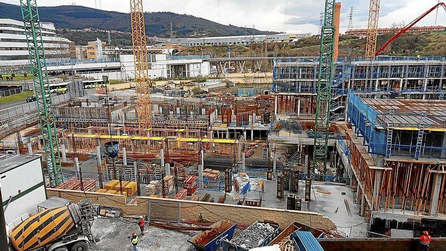 Trabajadores de la construcción desarrollando su labor en una obra de viviendas. | FOTO: E. P.