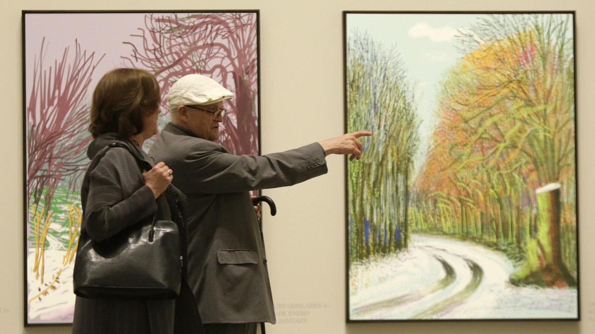 David Hockney admira uno de sus en el Guggenheim de Bilbao.