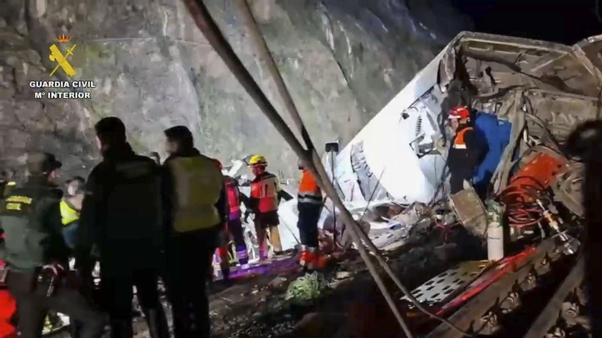 Agentes de la Guardia Civil y cuerpos de rescate ante los restos tras el descarrilamiento de un tren de alta velocidad con más de 300 pasajeros que ha chocado contra otro que circulaba por la vía contigua en sentido contrario a la altura de la l