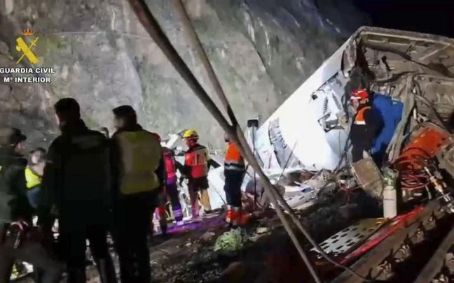 Agentes de la Guardia Civil y cuerpos de rescate ante los restos tras el descarrilamiento de un tren de alta velocidad con más de 300 pasajeros que ha chocado contra otro que circulaba por la vía contigua en sentido contrario a la altura de la l